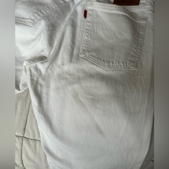 Levi’s Women’s Premium Wedgie Straight Jeans in White - Picture 12 of 13
